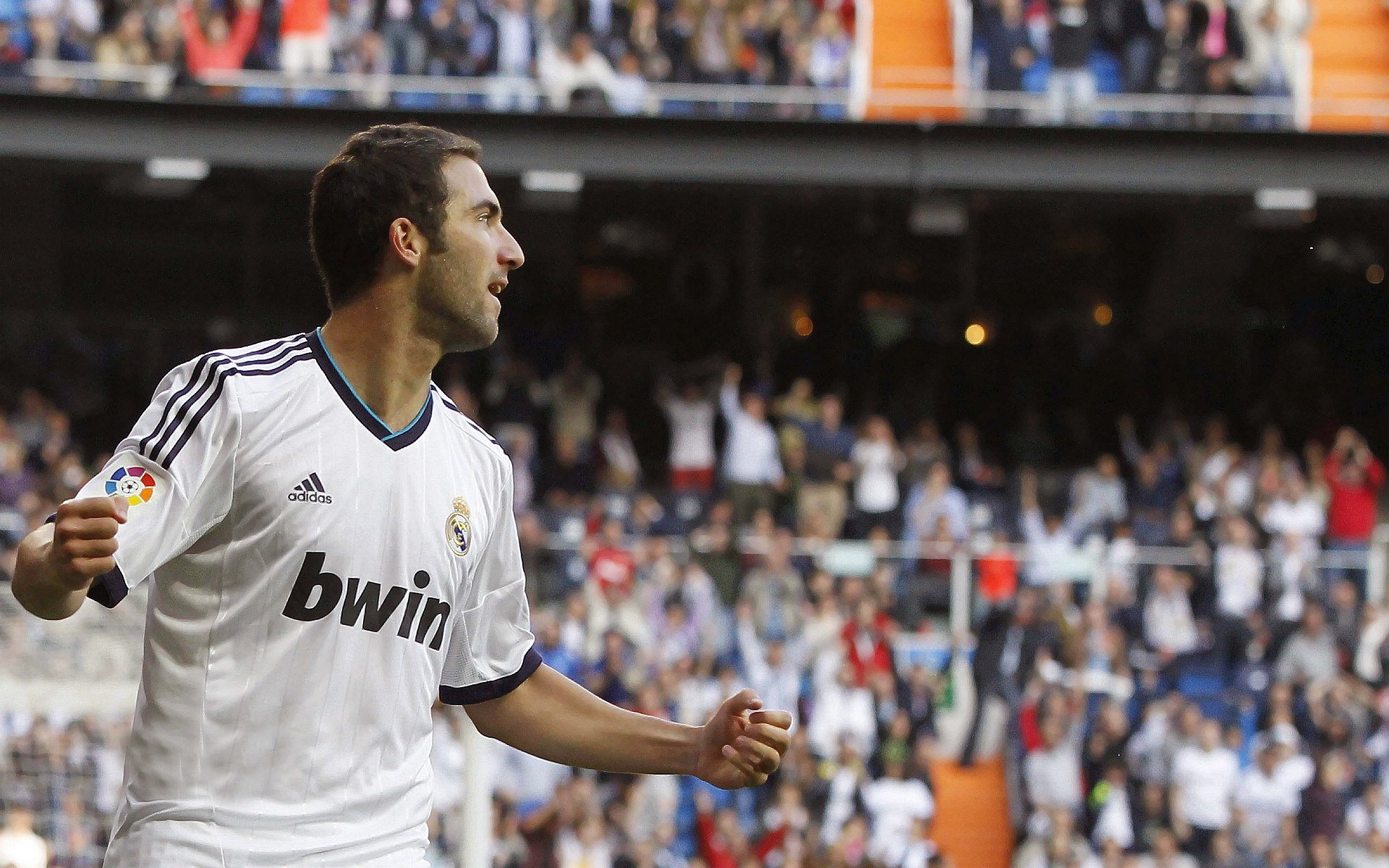 山间栈道徒步赛 悬崖边栏杆外是绝美风景